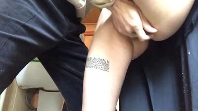 Muncrat ing jedhing sekolah, orgasme frothy nyata - guru nindakake kang paling apik