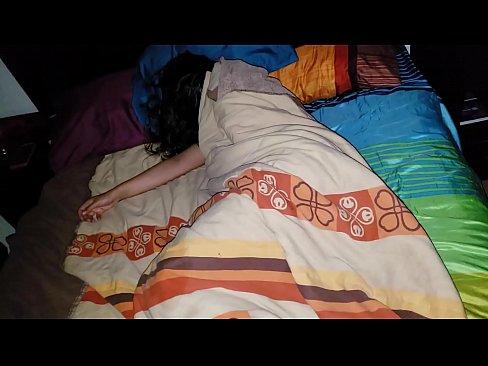 ❤️ Anak tiri berating ibu tiriné enom nalika dheweke turu. ️ Porno ing kita ☑